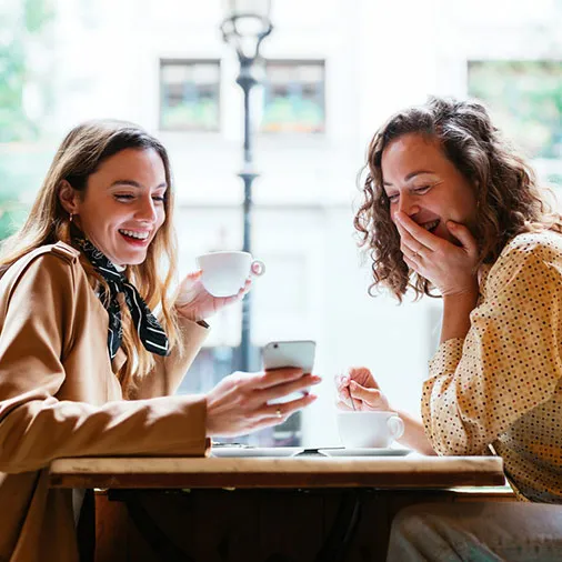 Diners watching attention-grabbing video ads and connecting with fellow foodies in Facebook Groups.