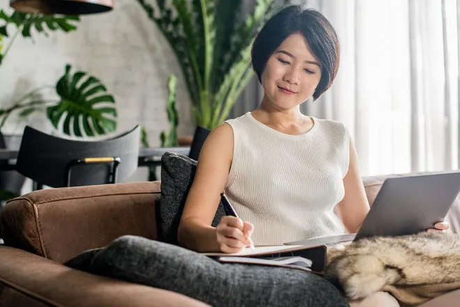 A certified Community Manager interacting with other Community Managers through her laptop.